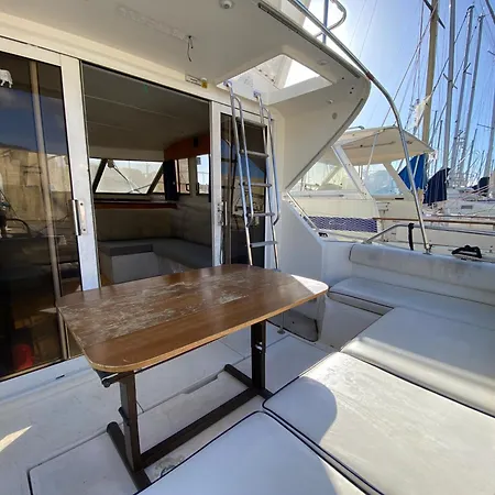 Botel Stonda In Mare Une Parenthese En Mer